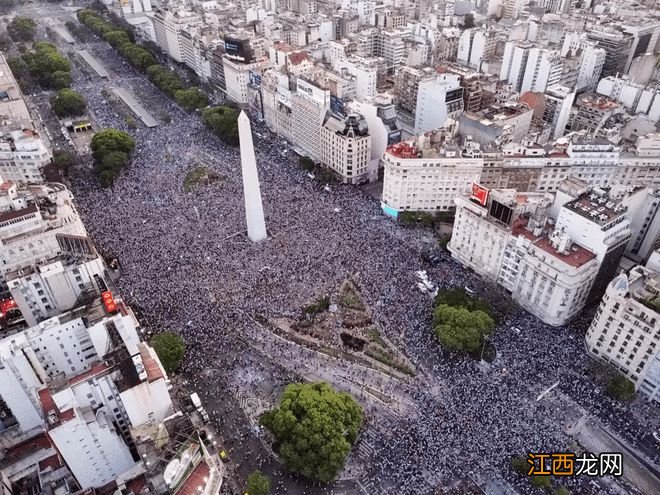 开心疯了!数万阿根廷球迷涌上街头 挥舞国旗疯狂庆祝