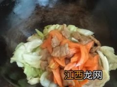 炒圆白菜和什么炒好吃