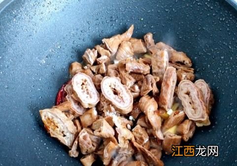 猪肠配什么炒好吃