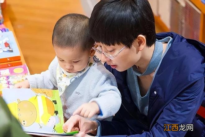 资深幼儿园园长：睡前给娃读故事有4个好处，及时避开2个误区