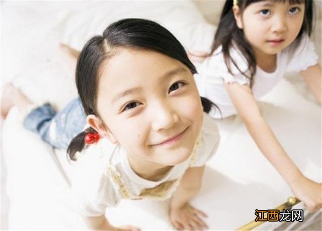 爸爸姓“左”妈妈姓“右”,孩子的名字让全班同学称赞