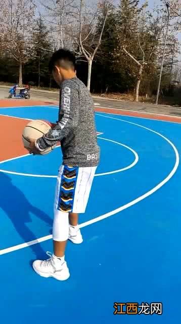 拍篮球的正确方法 具体方法教程