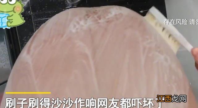 广东一孕晚期宝妈刷孕肚，沙沙作响引网友热议：孩子在里面吓坏了