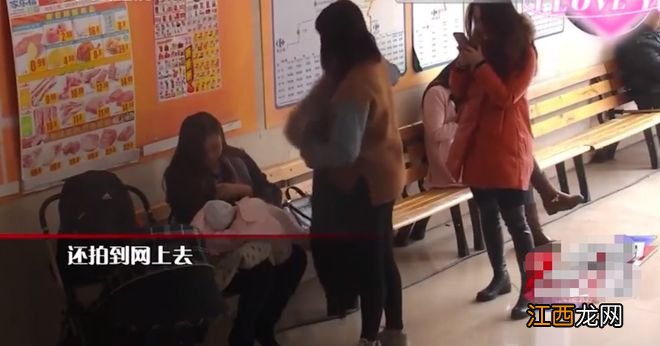 候车厅妈妈喂母乳，被女子骂“有伤风化”，孕妇怒怼：关你啥事