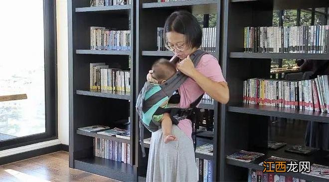 用背带背和不用背带的孩子，成长过程有区别，家长到底该用吗？