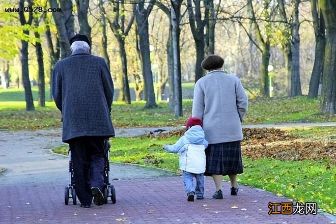 陪娃去兴趣班、上医院的爷爷奶奶们,别忘了对他们说“辛苦了”