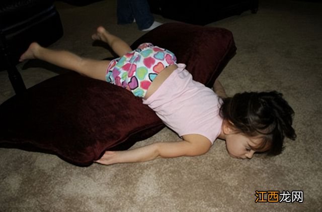 宝宝睡着后满床打滚,有可能是传递不舒服的信号,妈妈别嫌宝宝烦