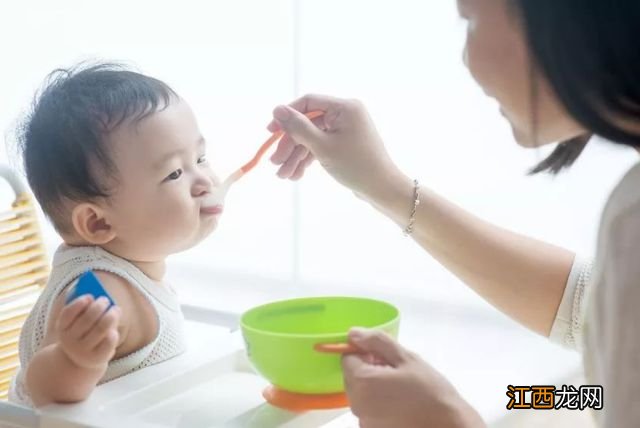 宝宝睡着后满床打滚,有可能是传递不舒服的信号,妈妈别嫌宝宝烦