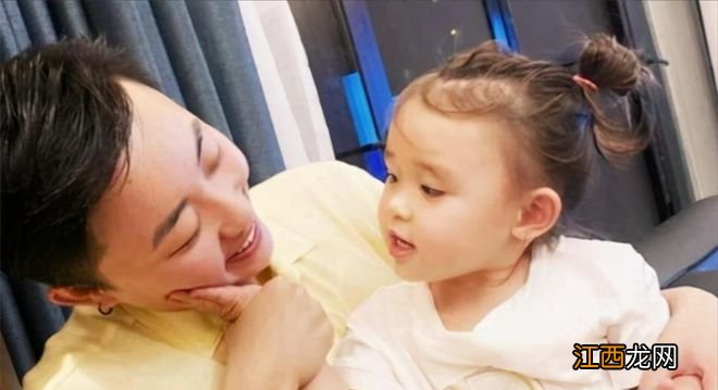 2017年,女CEO花50万买精子,生五国混血宝宝,如今又买精生二胎