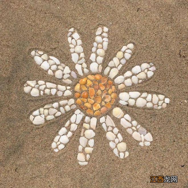 这位艺术家妈妈，将沙滩中的贝壳、塑料、石头等拼贴成一幅幅马赛克艺术品，超有意思！