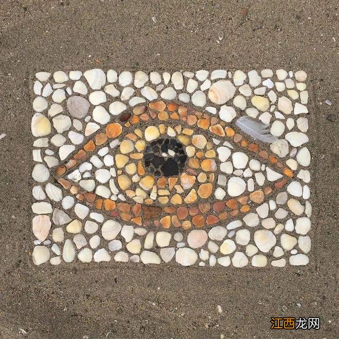 这位艺术家妈妈，将沙滩中的贝壳、塑料、石头等拼贴成一幅幅马赛克艺术品，超有意思！