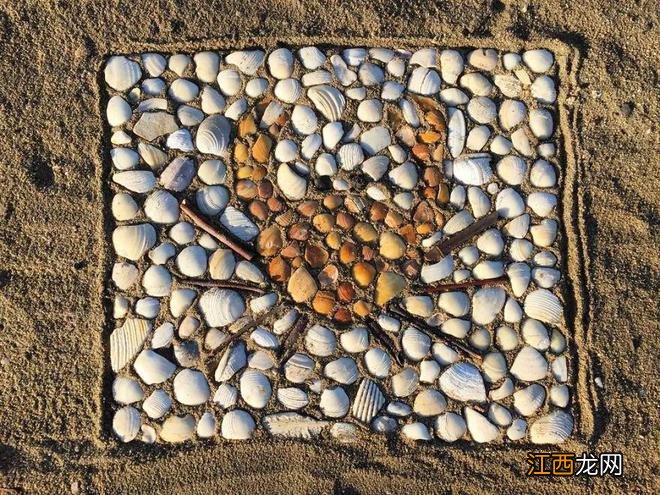 这位艺术家妈妈，将沙滩中的贝壳、塑料、石头等拼贴成一幅幅马赛克艺术品，超有意思！