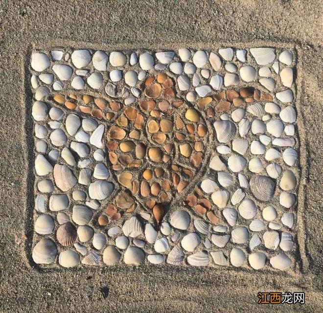 这位艺术家妈妈，将沙滩中的贝壳、塑料、石头等拼贴成一幅幅马赛克艺术品，超有意思！