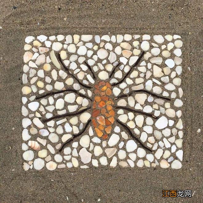 这位艺术家妈妈，将沙滩中的贝壳、塑料、石头等拼贴成一幅幅马赛克艺术品，超有意思！