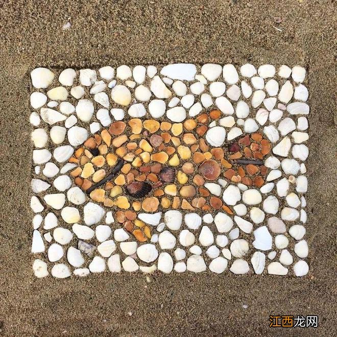 这位艺术家妈妈，将沙滩中的贝壳、塑料、石头等拼贴成一幅幅马赛克艺术品，超有意思！