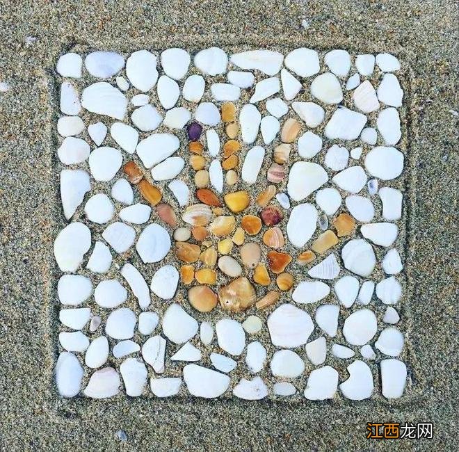 这位艺术家妈妈，将沙滩中的贝壳、塑料、石头等拼贴成一幅幅马赛克艺术品，超有意思！