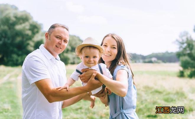 男孩成长中的三个阶段:“小男子汉”也需要被温柔地对待