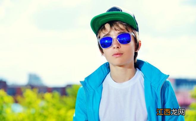 男孩成长中的三个阶段:“小男子汉”也需要被温柔地对待