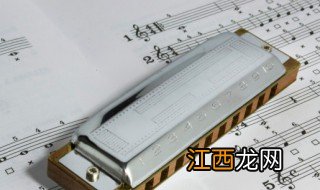 蓝天白云下这是什么歌的歌词 蓝天白云下这的完整歌词