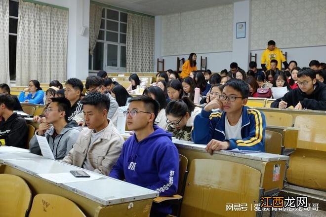 困在抑郁症里的大学生：从上学开始就得病，罪魁祸首究竟在哪？