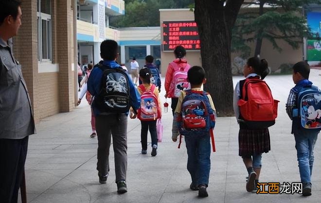 脊柱侧弯在中小学生中蔓延，为啥好好的孩子，长着长着就“歪”了