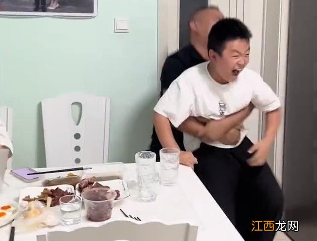 江苏一女儿高考比预估高几十分,爸爸狂喜一把抱起儿子激动蹦起!