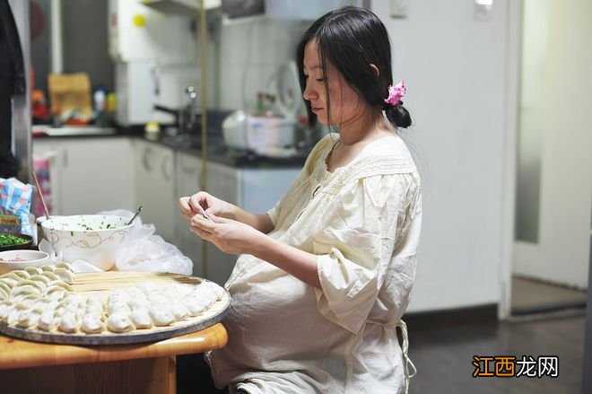 “最坚强孕妇”走红,无人照顾自己做懒人餐,引起众多宝妈的共鸣