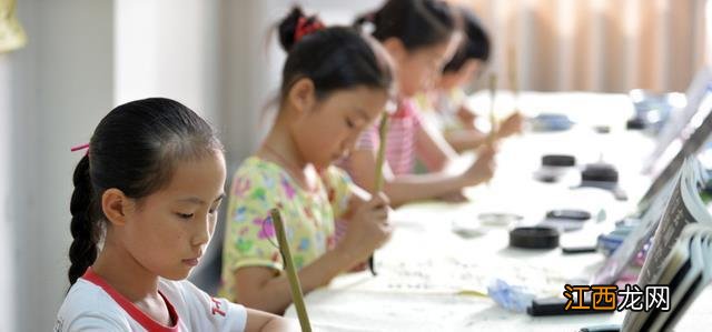 郭晶晶晒3个孩子吃饭照，餐桌成重点，网友：细节决定教育