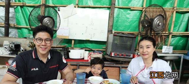 郭晶晶晒3个孩子吃饭照，餐桌成重点，网友：细节决定教育