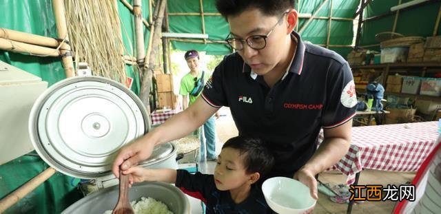 郭晶晶晒3个孩子吃饭照，餐桌成重点，网友：细节决定教育