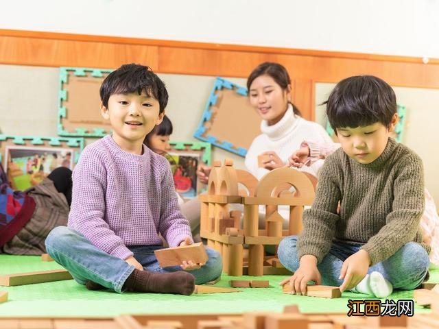 幼儿园老师直言：第一天上学不哭不闹的孩子，多半有这3大特点