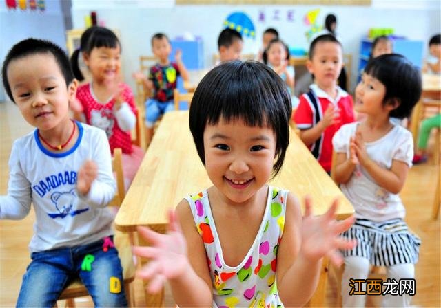 幼儿园老师直言：第一天上学不哭不闹的孩子，多半有这3大特点