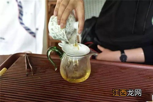 盖碗泡的茶怎么倒出来