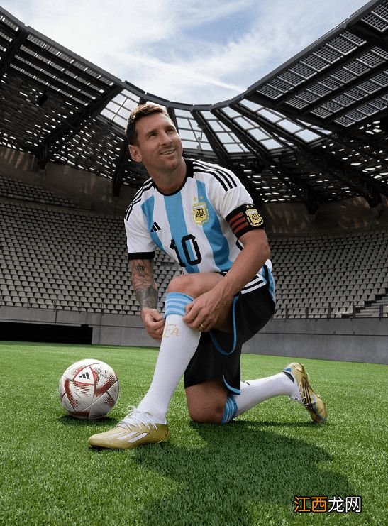 世界杯发布半决赛官方用球 梅西参与拍摄宣传照片