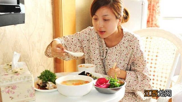 “最美外婆”产房走红,一眼看不够,网友:还缺女婿吗