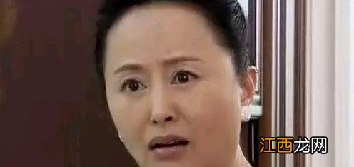 婆婆每次喂儿子吃奶，儿子总哭闹不止，拿起奶瓶瞥眼，女子傻住