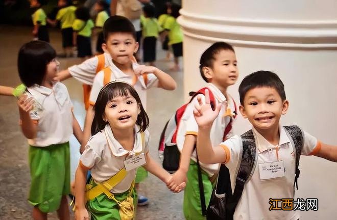 当孩子哭着不想进幼儿园时，家长要明白什么该说，什么不该说