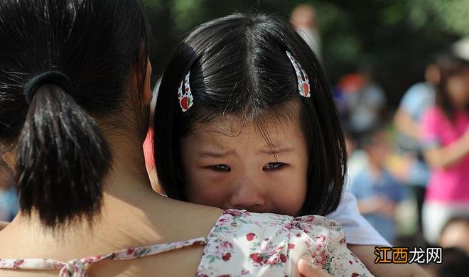 当孩子哭着不想进幼儿园时,家长要明白什么该说,什么不该说