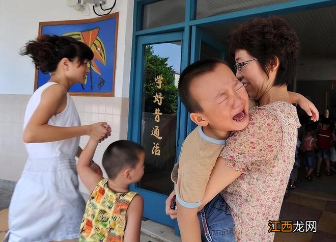 当孩子哭着不想进幼儿园时,家长要明白什么该说,什么不该说