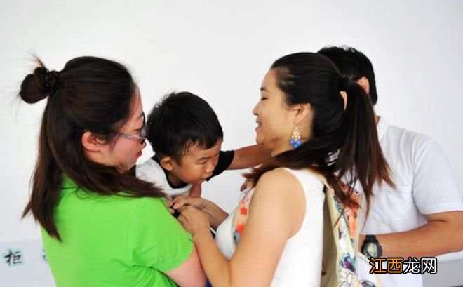 当孩子哭着不想进幼儿园时,家长要明白什么该说,什么不该说