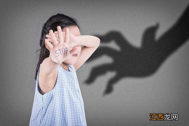 15岁少女典型的别人家孩子，经常被骚扰，父母希望孩子变丑