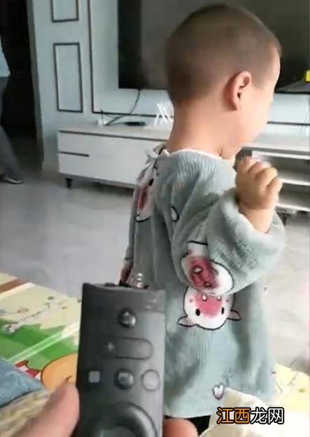 太简单粗暴！湖北一爸爸当孩子面掰断遥控器，孩子的反应让人心酸