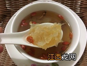 银耳和什么炖汤会出胶