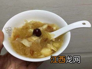 银耳和什么炖汤会出胶