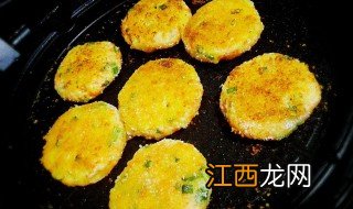 如何制作好吃的土豆胡萝卜丝饼 土豆胡萝卜丝饼的制作方法