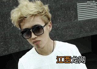 如何护理好男士的毛燥卷发