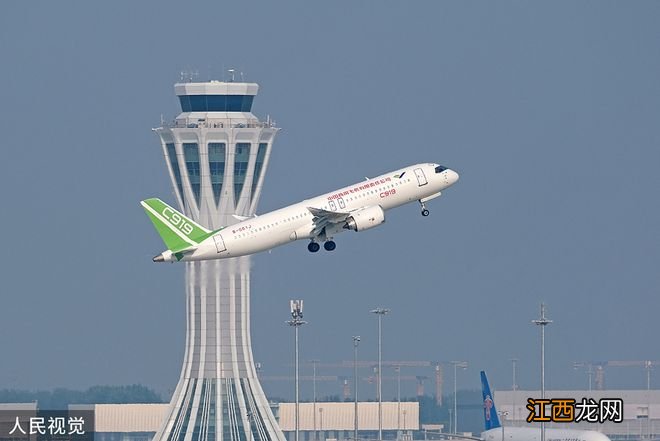 全球首架国产C919大型客机正式交付首家用户东航：两舱布局，164座