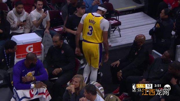 浓眉因流感症状突然退场 本场比赛将不再回归