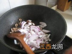 圆葱木耳炒肉怎么做好吃