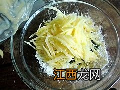 拌芹菜叶土豆丝放什么